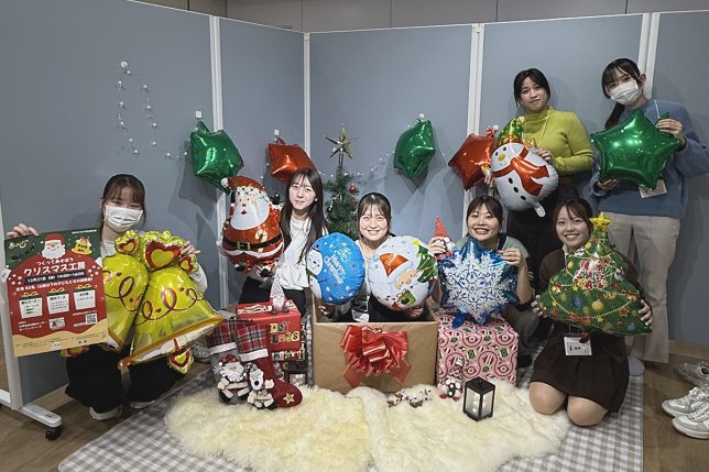 つくって遊ぼうクリスマス工房 家政学部児童学科のみなさん